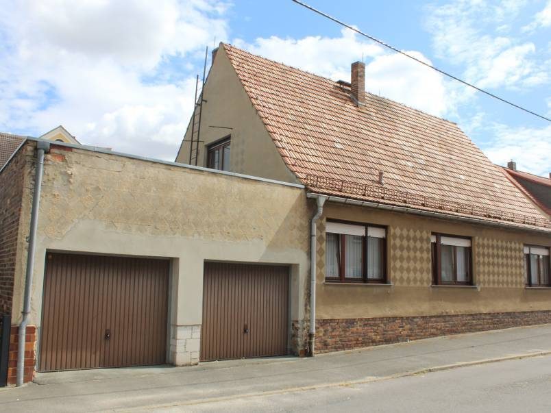 Großzügiges Einfamilienhaus mit Doppelgarage und kleinem Garten zentrumsnah in B