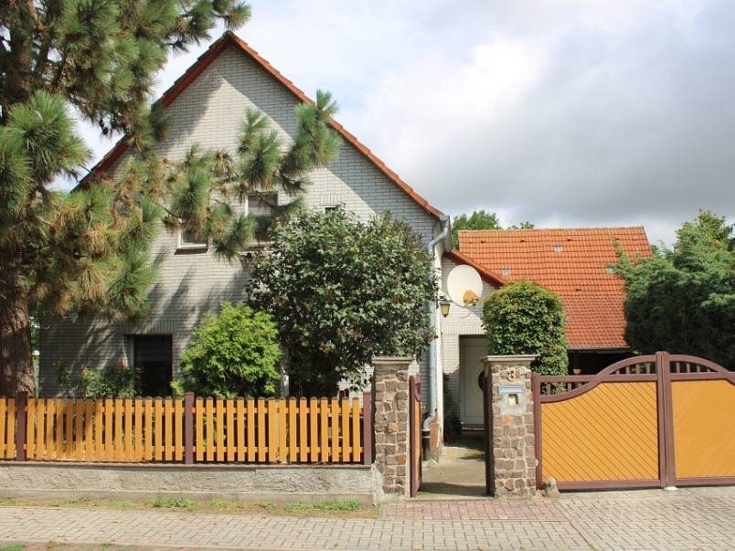 Solides Wohnhaus mit Nebengelass, Garagen und großem Naturgarten am Ortsrand von