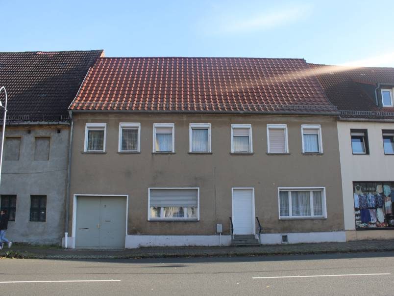 Sanierungsbedürftiges Stadtmittelreihenhaus in Dommitzsch mit Platz für 2 Genera