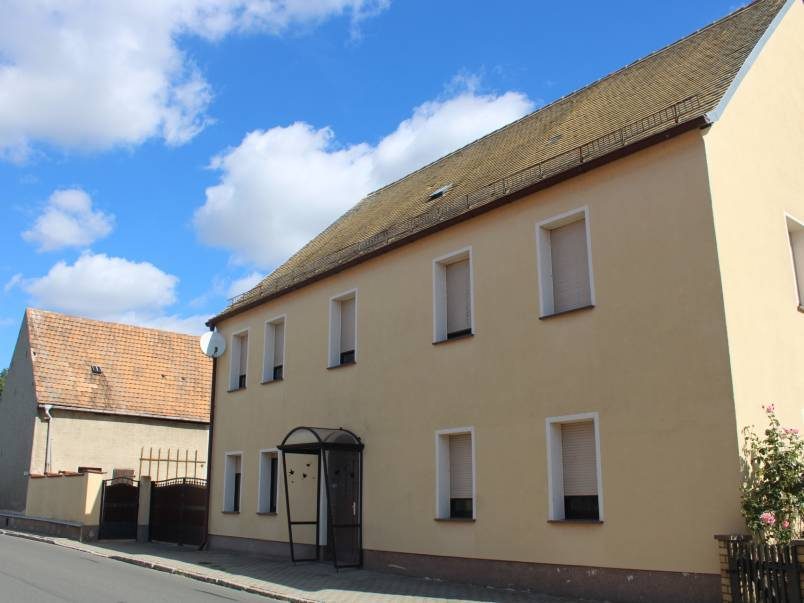 Großzügiges Wohnhaus mit Nebengebäuden, viel Platz und Entwicklungsspielraum in 